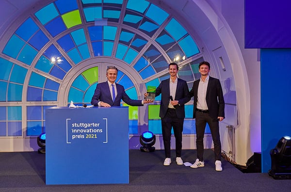 Die Geschäftsführer von vialytics nehmen den Stuttgarter Innovationspreis auf einer Bühne entgegen