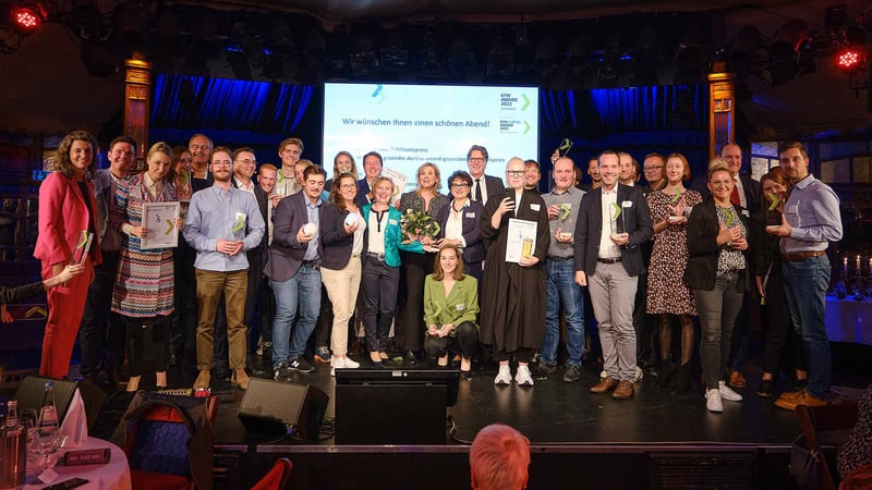 Alle Gewinner des KfW-Award stehen auf der Bühne für ein Gruppenfoto, vialytics als Landessieger für das Straßenmanagement system