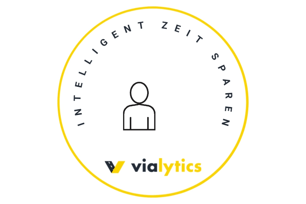 Ein animiertes logo mit einer sich drehenden Uhr im Hintergrund mit dem Logo, dass vialytics hilft intelligent Zeit zu sparen durch ihr Managementsystem 